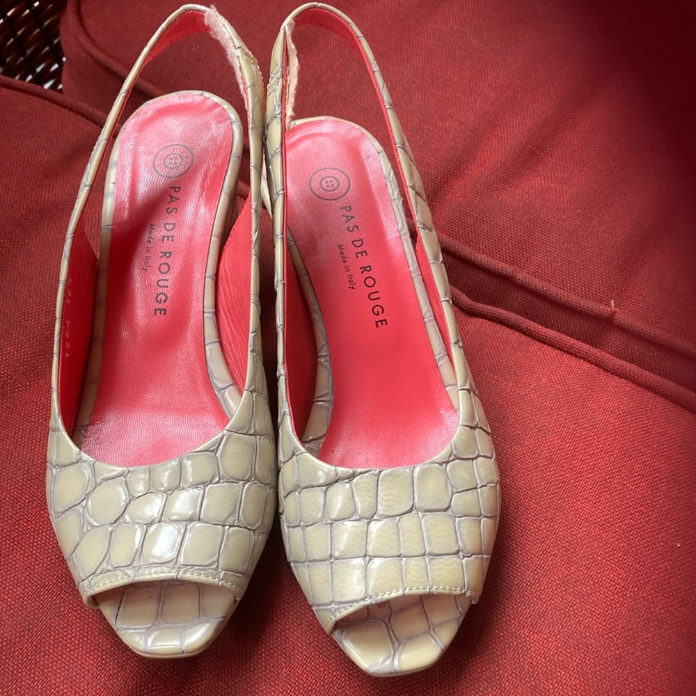 Pas De Rouge shoe